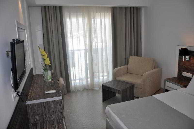 Hotel Club Shark 4*